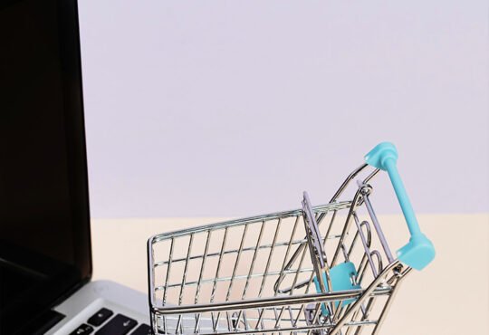 Online shopper using AI technology for personalized and secure e-commerce